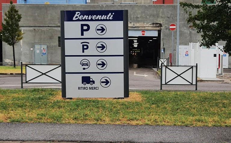 restyling totem Restyling totem segnaletici esistenti con pannelli in alluminio decorati con adesivi prespaziati