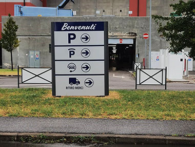 restyling totem restyling totem segnaletici con pannelli alluminio decorati