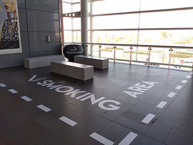 adesivi calpestabili realiaazione smoking area con adesivi calpestabili