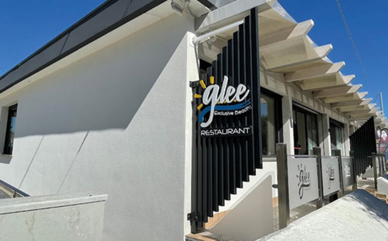 insegna glee Realizzazione di insegna bifacciale plissettata in alluminio con logo 3D in forex