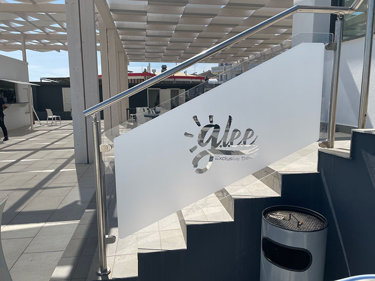 dettaglio parapetto glee Realizzazione di parapetto in policarbonato personalizzato con adesivo satinato