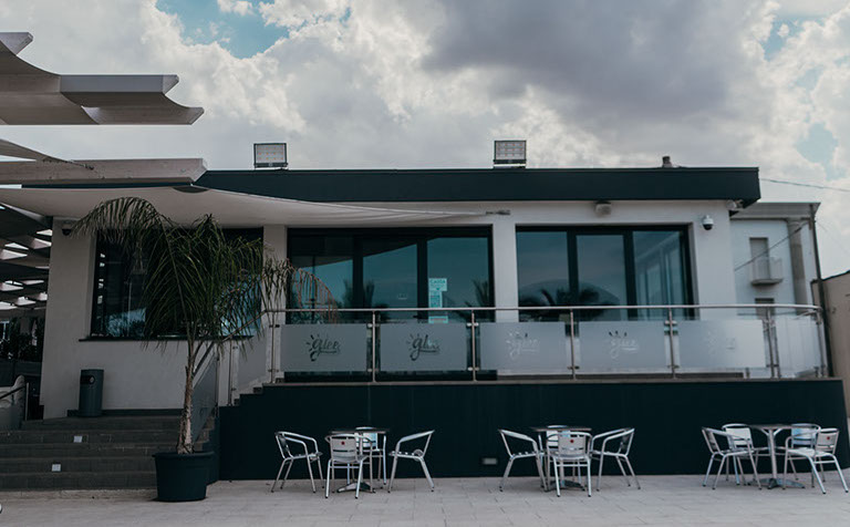 parapetto glee Realizzazione di parapetto in policarbonato personalizzato con adesivo satinato