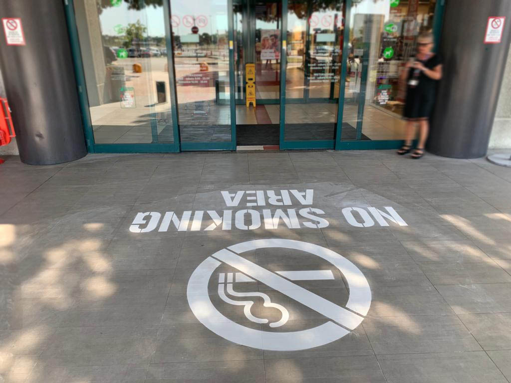 Verniciatura a terra con vernice stradale "No Smoking Area"  Verniciatura a terra con vernice stradale "No Smoking Area"