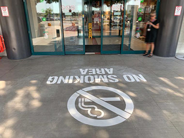 Verniciatura a terra con vernice stradale "No Smoking Area" presso il CC ESP di Ravenna Verniciatura a terra con vernice stradale "No Smoking Area" presso il CC ESP di Ravenna