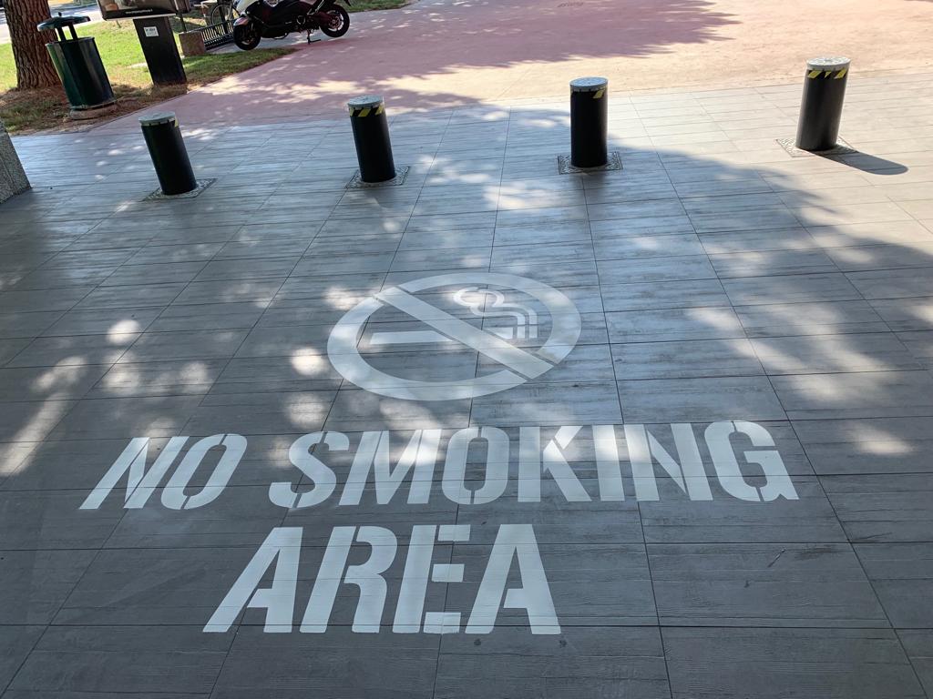 Verniciatura a terra con vernice stradale "No Smoking Area"  Verniciatura a terra con vernice stradale "No Smoking Area"