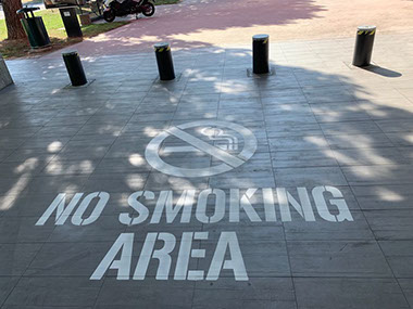 Verniciatura a terra con vernice stradale "No Smoking Area" presso il CC ESP di Ravenna Verniciatura a terra con vernice stradale "No Smoking Area" presso il CC ESP di Ravenna