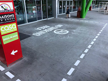 Verniciatura a terra con vernice stradale "No Smoking Area" presso il CC ESP di Ravenna Verniciatura a terra con vernice stradale "No Smoking Area" presso il CC ESP di Ravenna