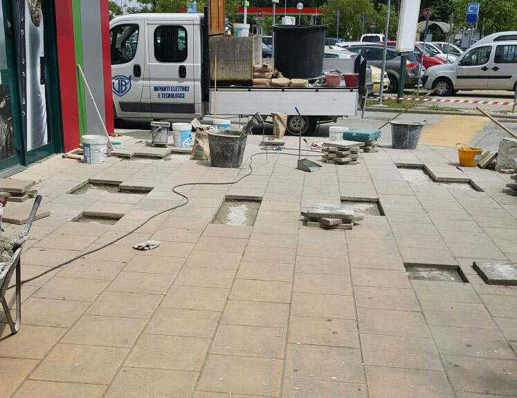 Intervento di ripristino edile di pavimentazione esterna Intervento di ripristino edile di pavimentazione esterna