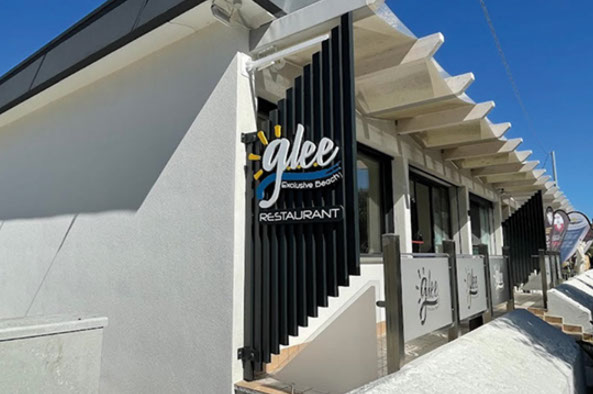 Realizzazione di insegna bifacciale plissettata in alluminio con logo 3D in forex 